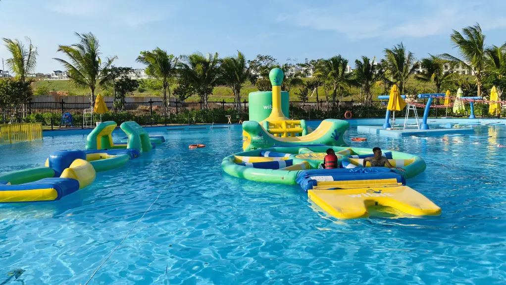 Lính thủy tập trận Wonderland Water Park